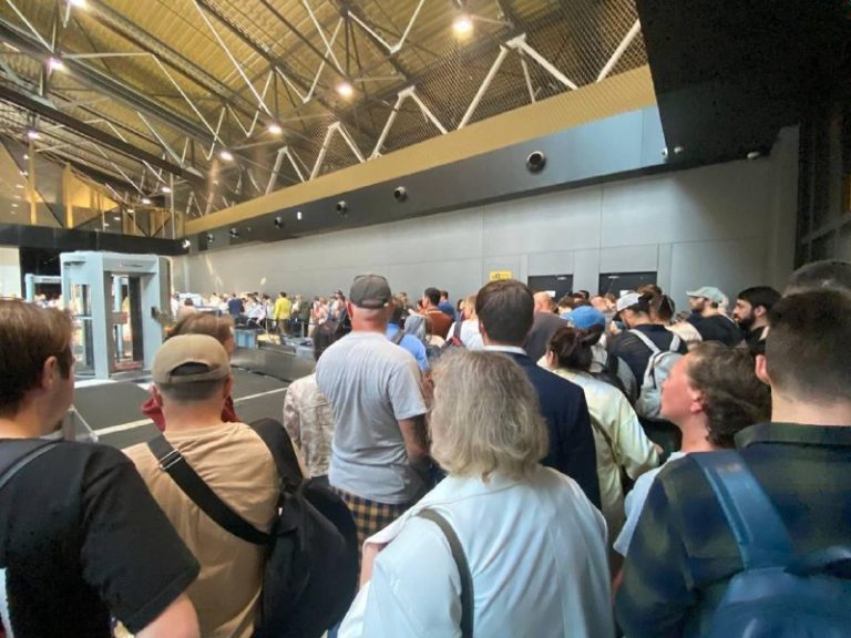 На Росії масштабний збій в аеропортах: хакери заявили про атаку на «Аерофлот»