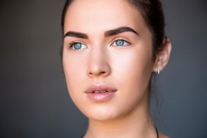 жінка з красивими бровами
