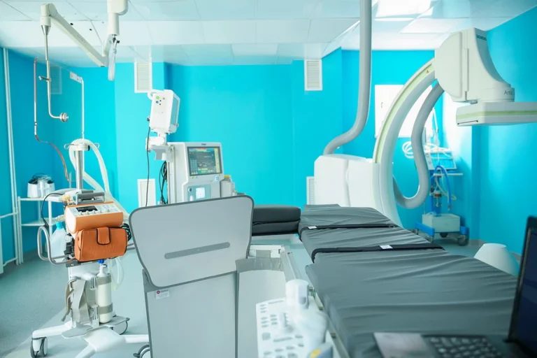 Оснащення медичних закладів: обладнання, меблі та засоби реабілітації