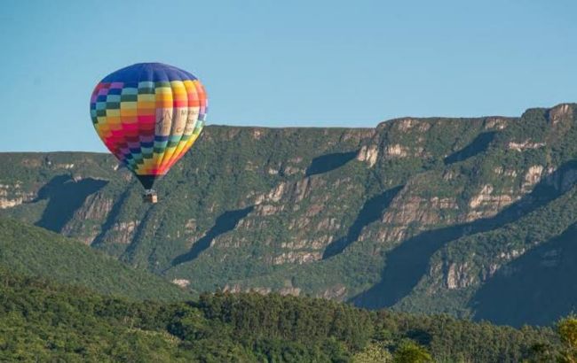 Катастрофа в небі Бразилії: повітряна куля з 21 людиною загорілася й впала просто під час польоту (відео)